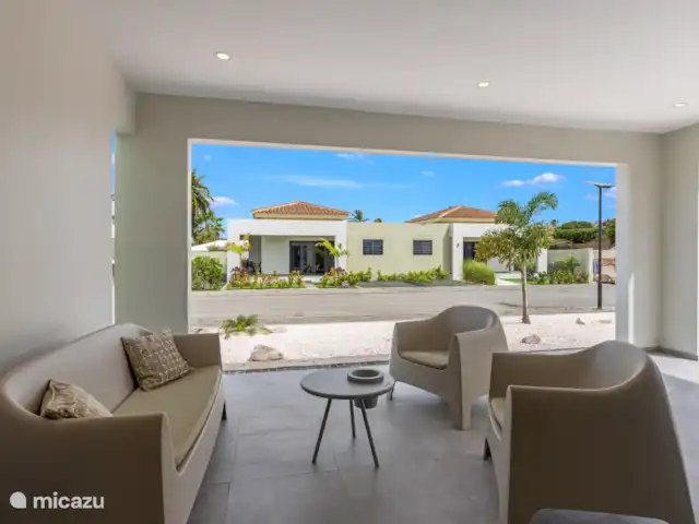Elisabeth Resort en Mambo Beach en Curazao, Banda Arriba (este), Bapor Kibra - villa También en la parte delantera de la casa una bonita sala de estar, para pasar el día juntos.