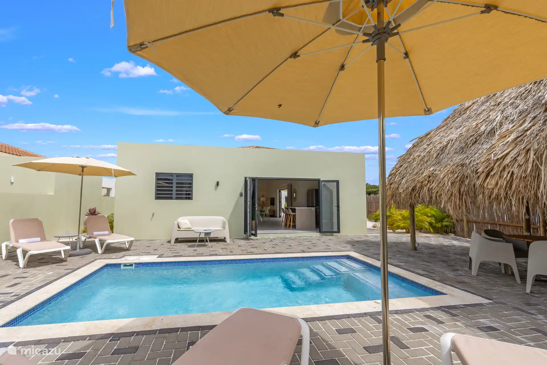 Private Sonnenliegen und schattige Bereiche.