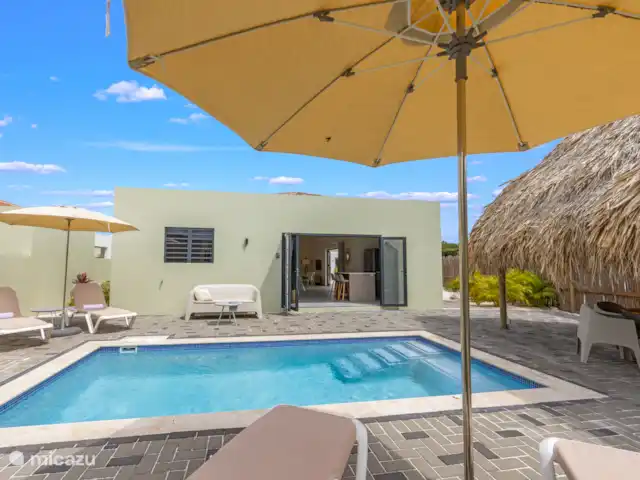 Elisabeth Resort en Mambo Beach en Curazao, Banda Arriba (este), Bapor Kibra - villa Tumbonas privadas y zonas de sombra.