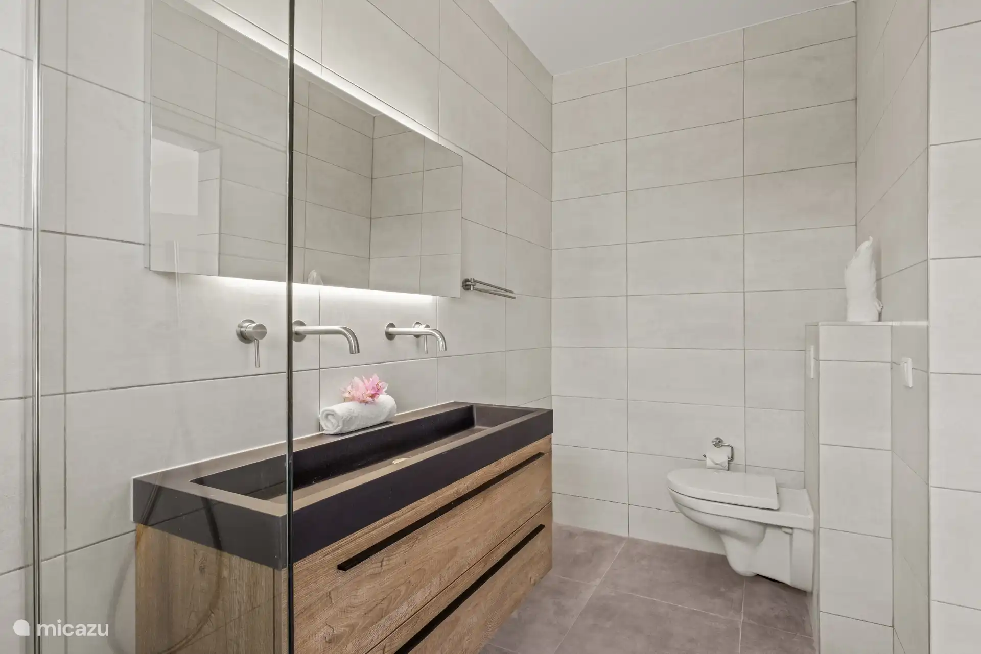 Modernes Badezimmer mit Regendusche.