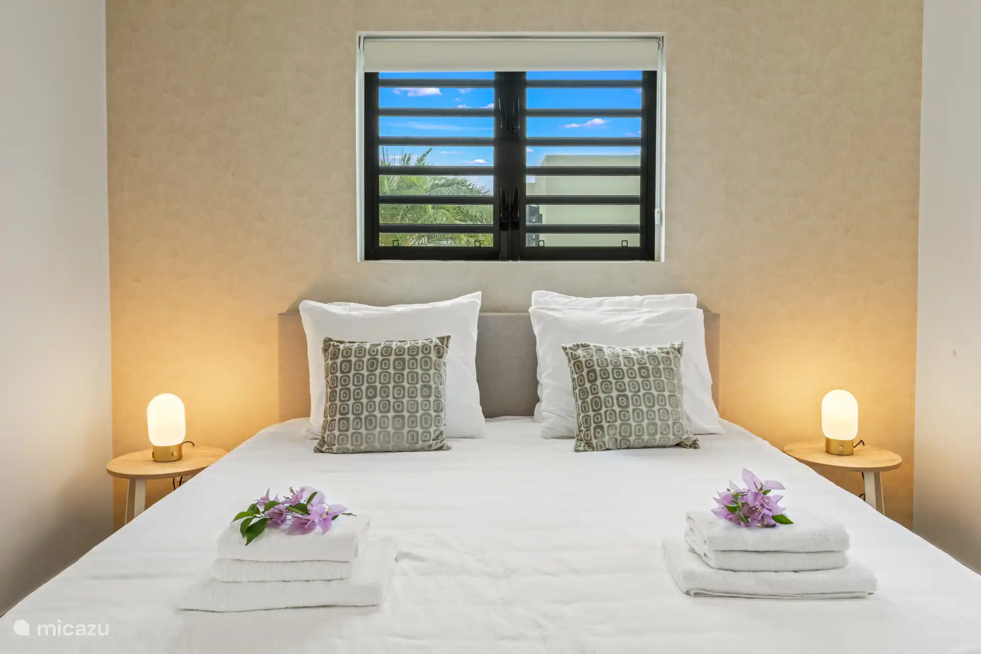 Bettwäsche und Handtücher werden gestellt.