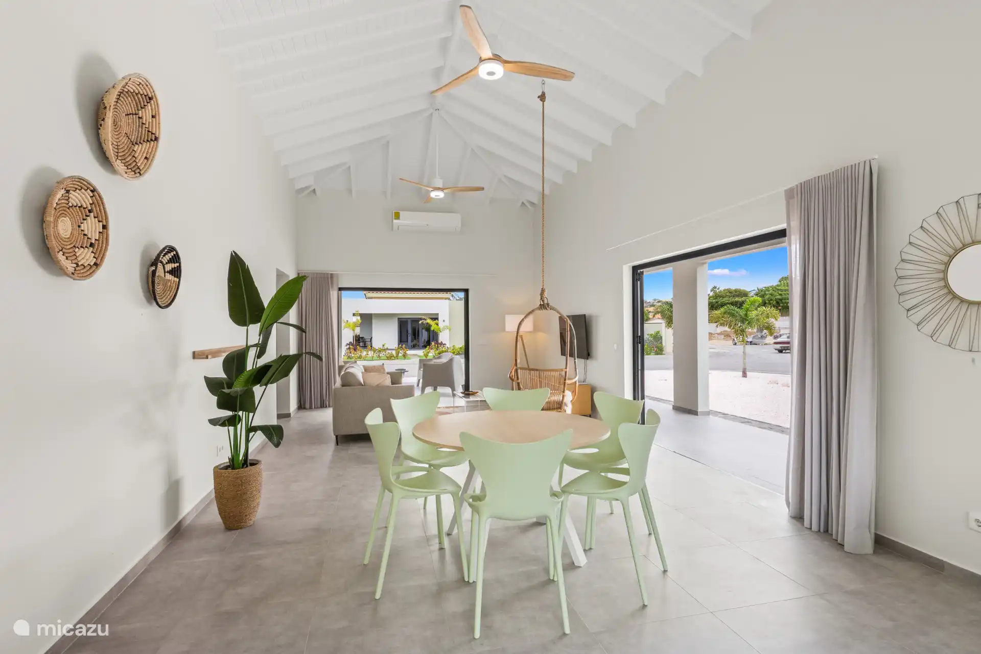 Große Terrassentüren, damit es innen schön und angenehm bleibt.