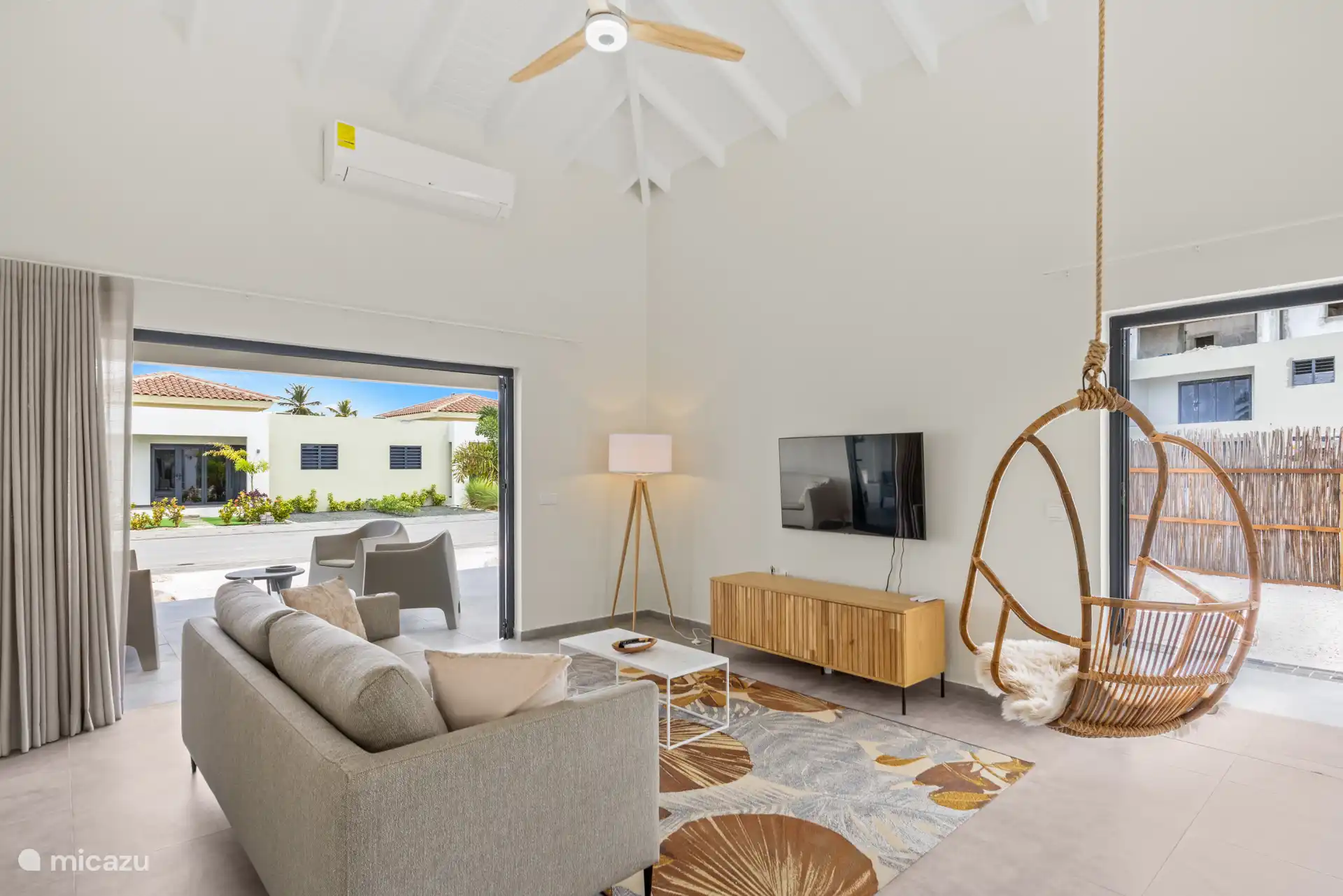 Gemütliches und komplettes Wohnzimmer, in dem der Wind wunderbar weht.