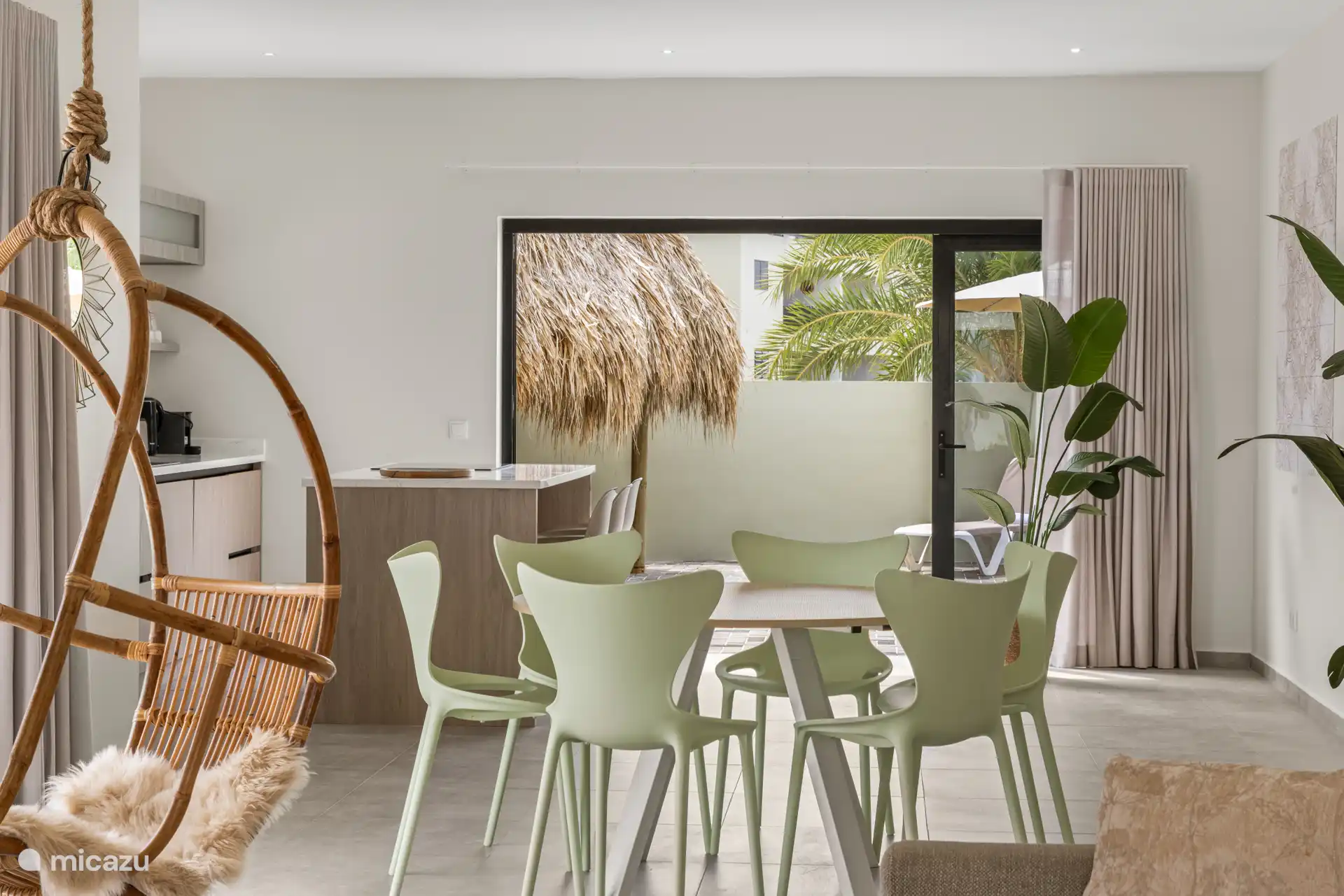 Von der Küche aus hat man direkten Zugang zum Hinterhof mit Swimmingpool und großer Palapa. 