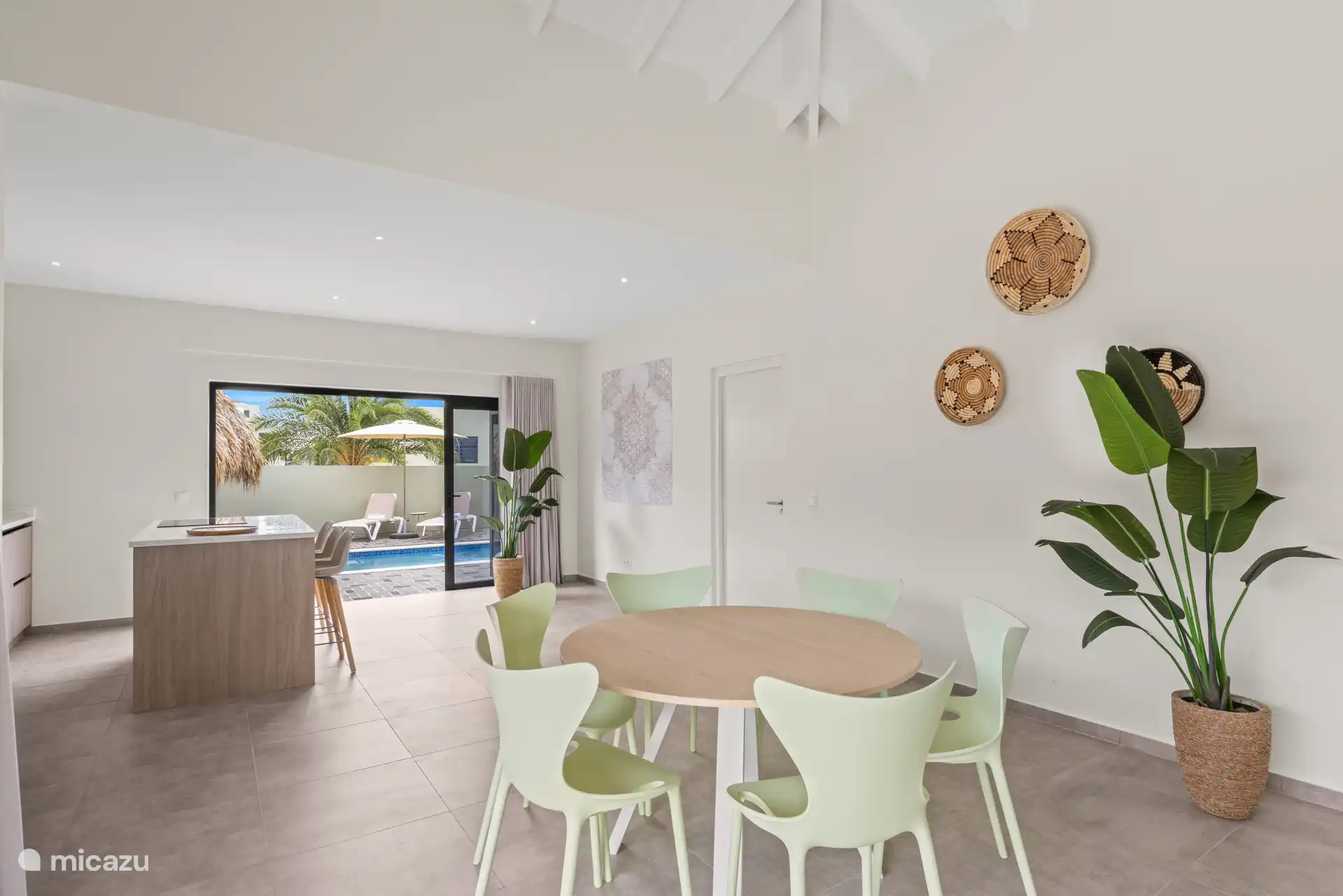 Die Möglichkeit, drinnen oder draußen zu speisen.