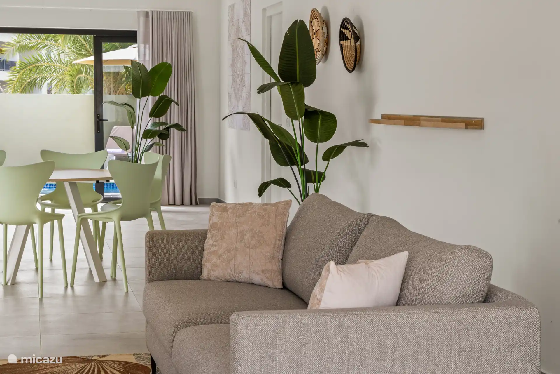 Bequemes Sofa zum Entspannen vor dem Fernseher.