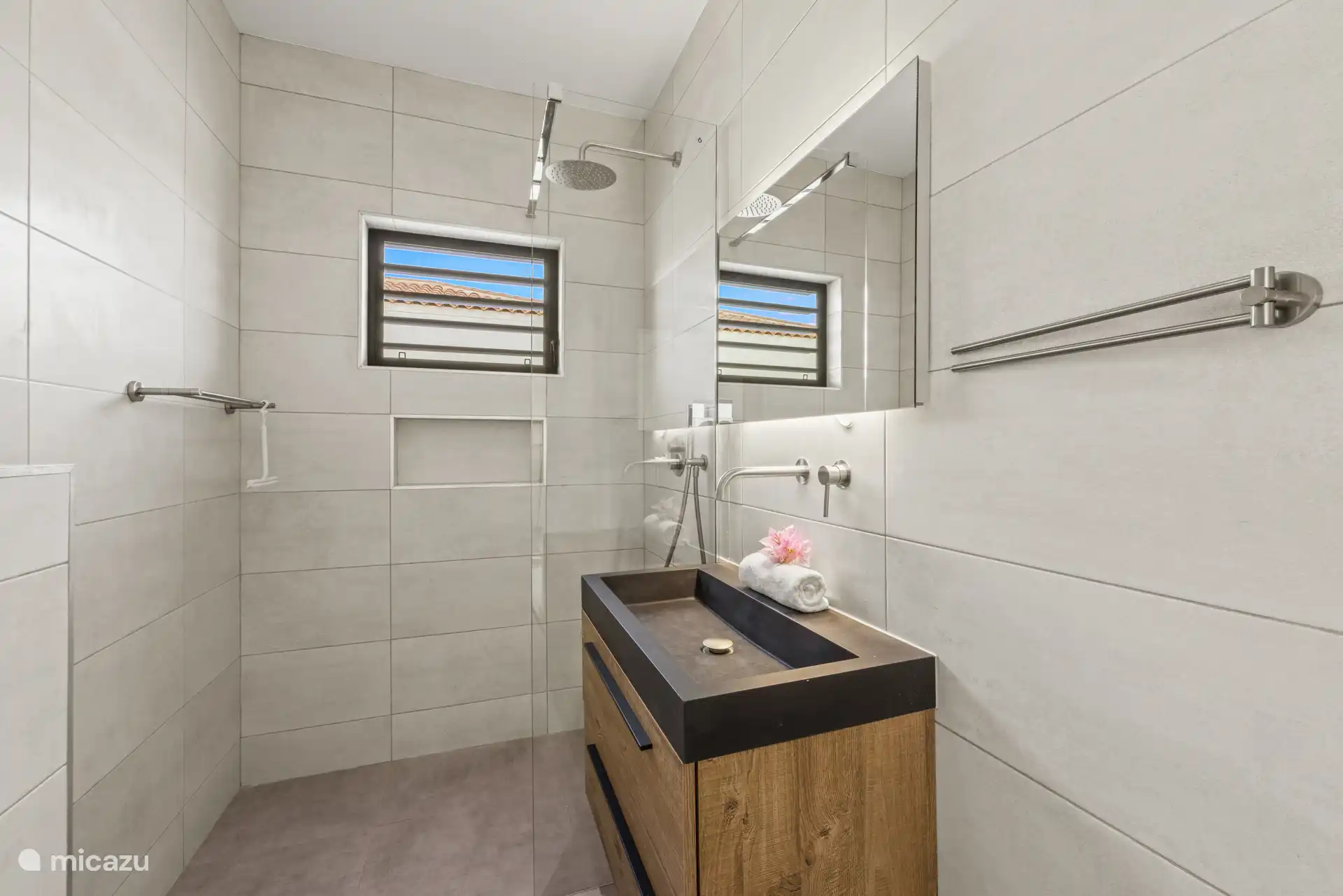 Gemeinschaftsbad für Schlafzimmer 2 und 3.