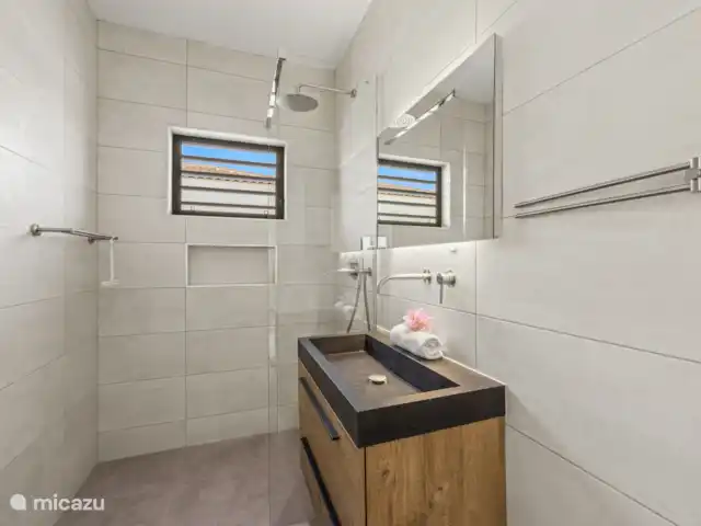 Elisabeth Resort en Mambo Beach en Curazao, Banda Arriba (este), Bapor Kibra - villa Baño compartido para los dormitorios 2 y 3.