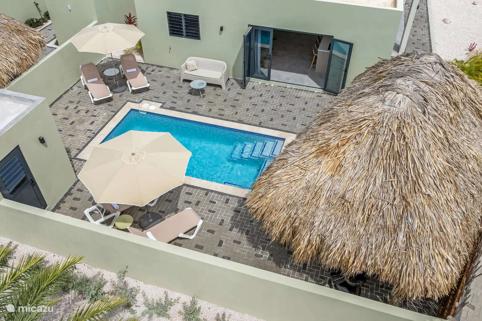 Habe deine eigene Unterkunft, nur wenige Minuten von Stränden, Restaurants, Geschäften und Sehenswürdigkeiten wie dem Mambo Beach Boulevard, dem Marie Pampoen Park, dem Padelplatz, dem Curacao Sea Aquarium usw. entfernt.