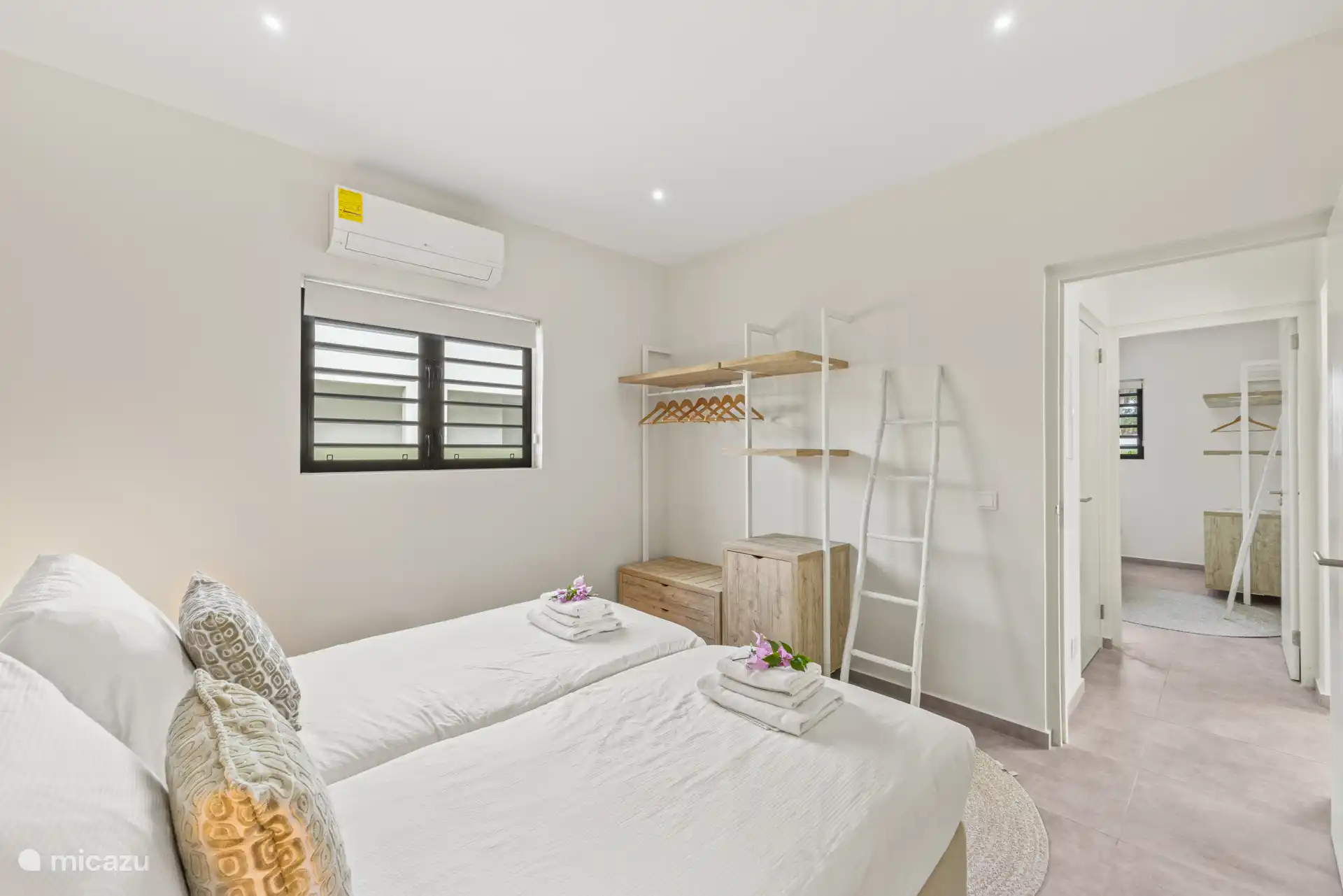 Geräumige Schlafzimmer, alle mit Klimaanlage.