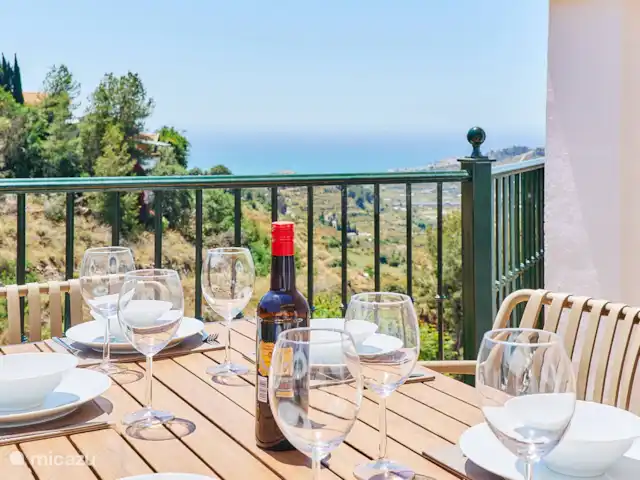 Location de Vacances Espagne, Andalousie, Frigiliana, villa - JA01 Villa Tomasina Frigiliana Table à manger près de la cuisine avec des vues spectaculaires sur la mer et les montagnes