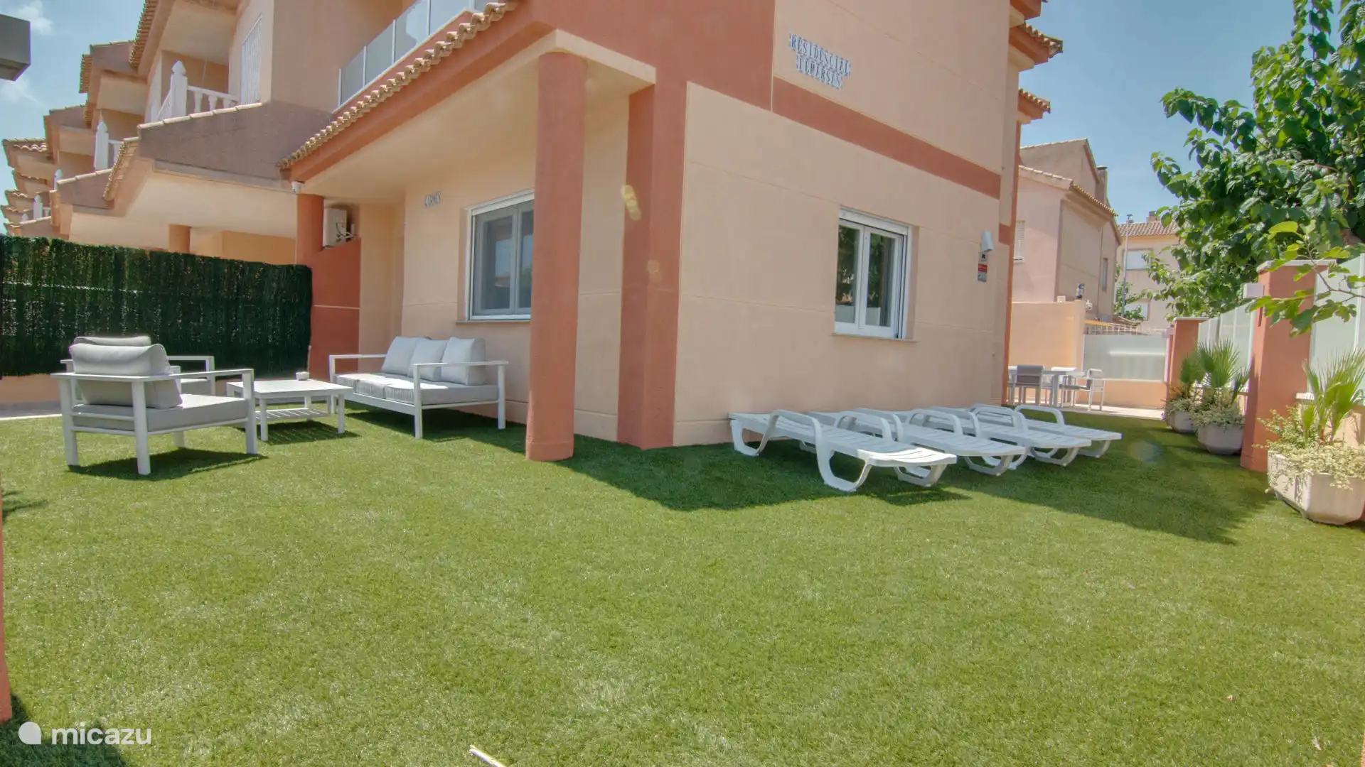 und schöner privater Garten, in dem Sie die Sonne in Ruhe genießen können, umgeben von viel Grün und Privatsphäre