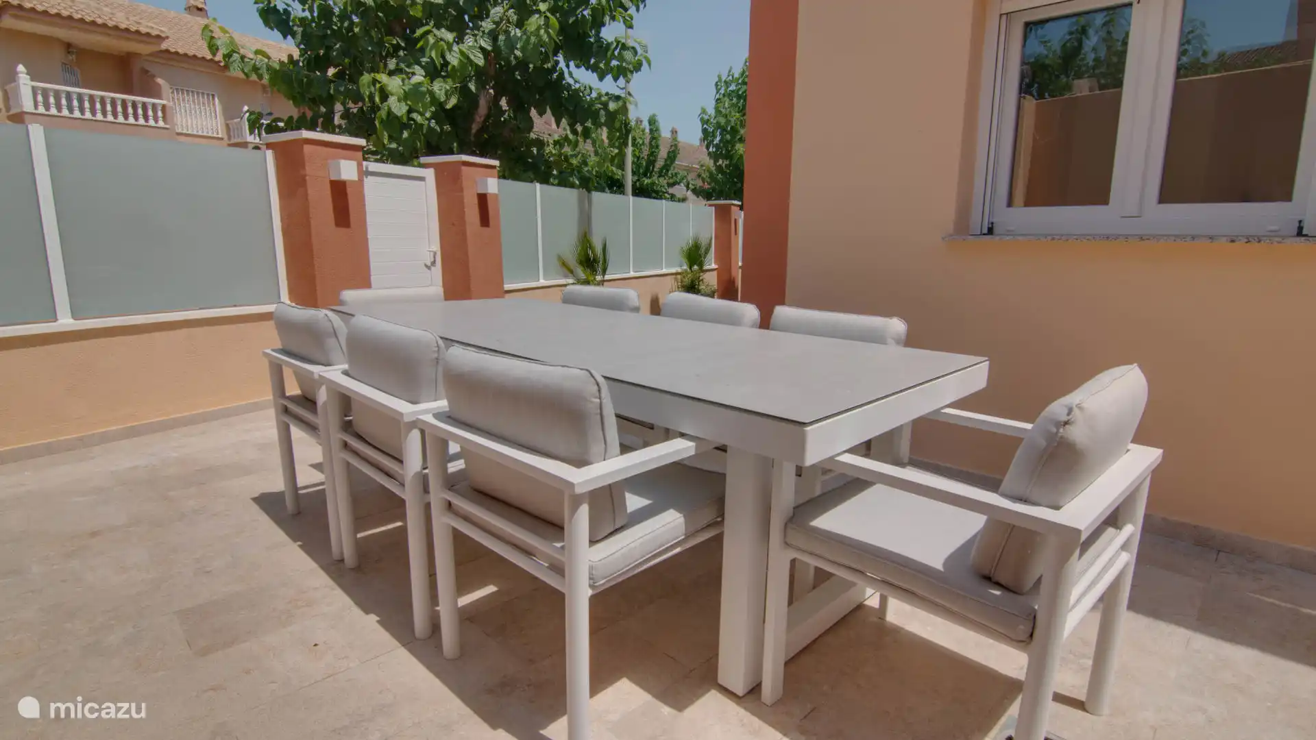 Ein gemütlicher Essbereich im Freien, in dem Sie an der frischen Luft speisen können, perfekt für lange Sommerabende und gemütliche Abendessen mit Familie oder Freunden.