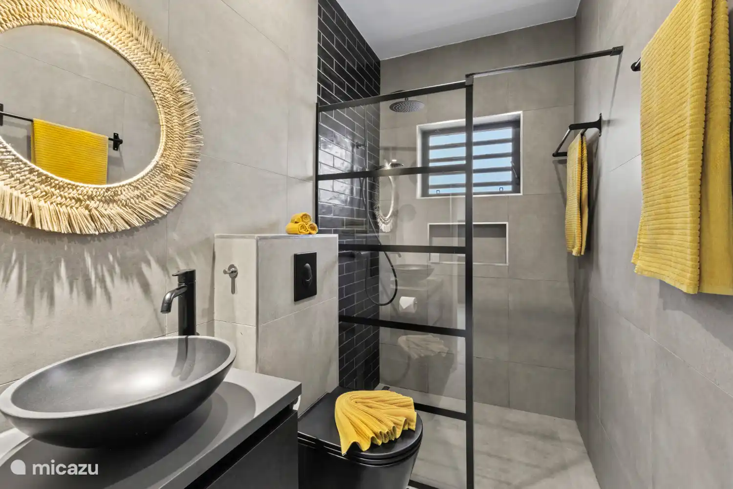 Bathroom for 2 bedrooms