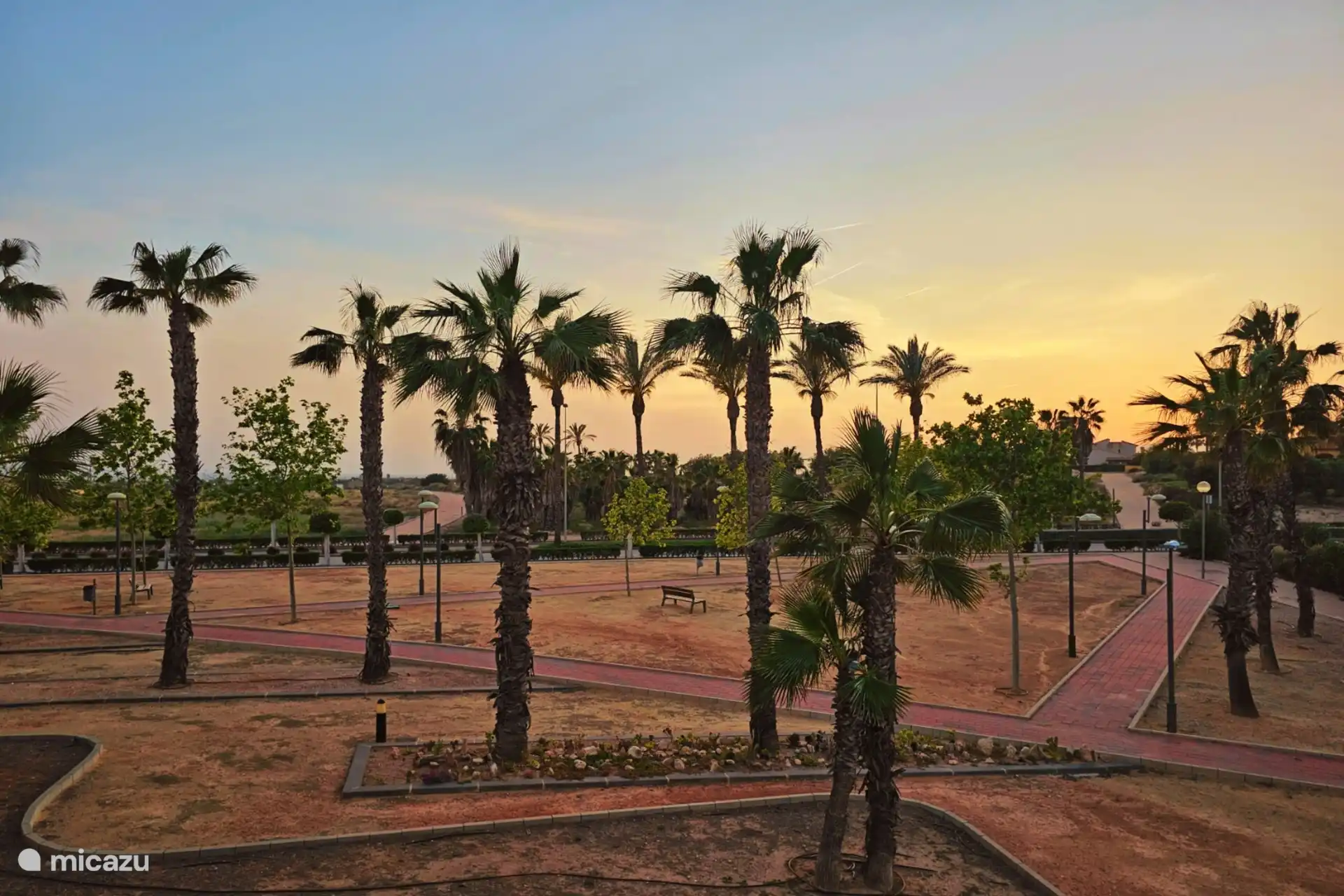 Vue dégagée sur le coucher de soleil depuis la terrasse, avec un espace calme et une intimité totale.