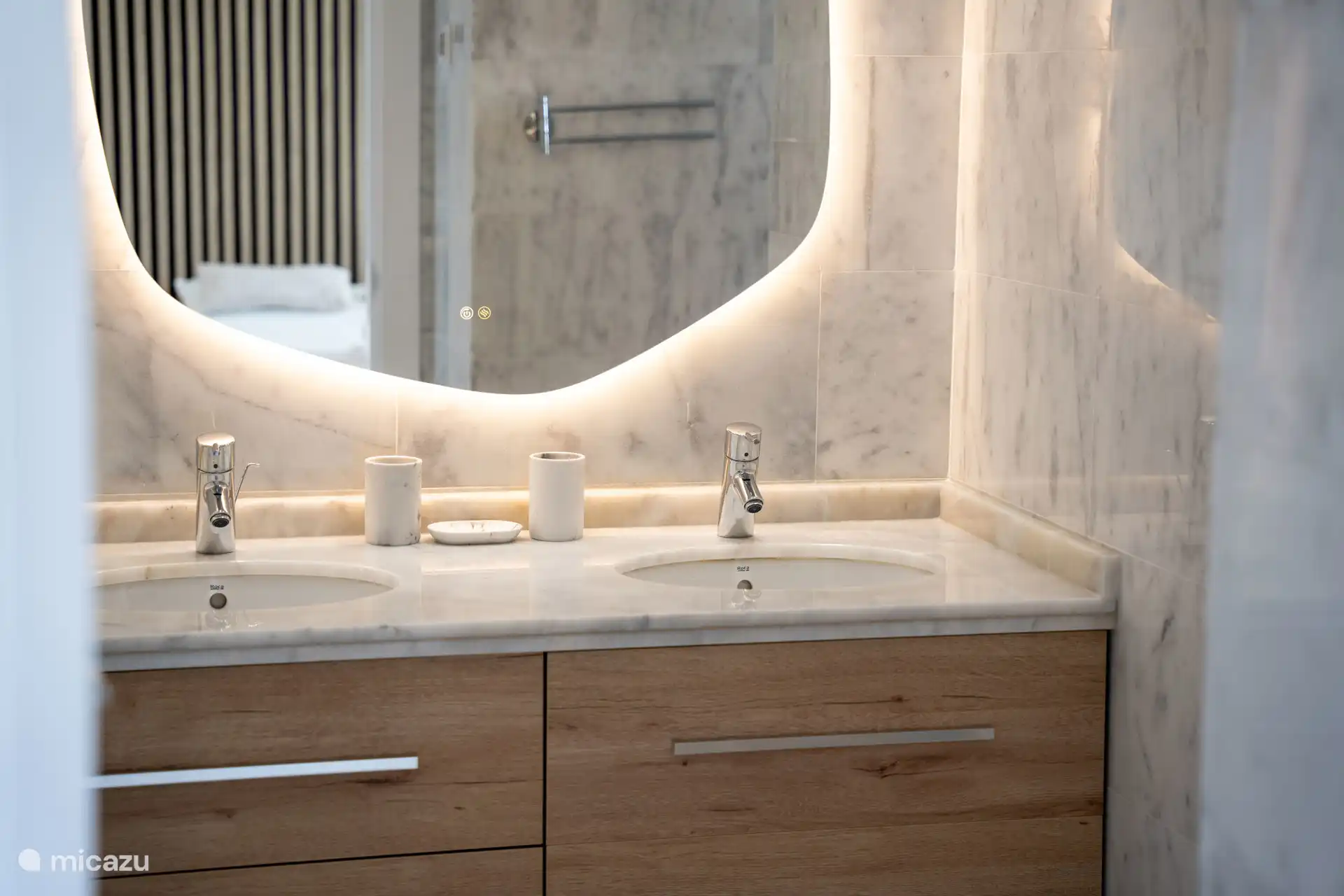 Double évier avec finitions en marbre.