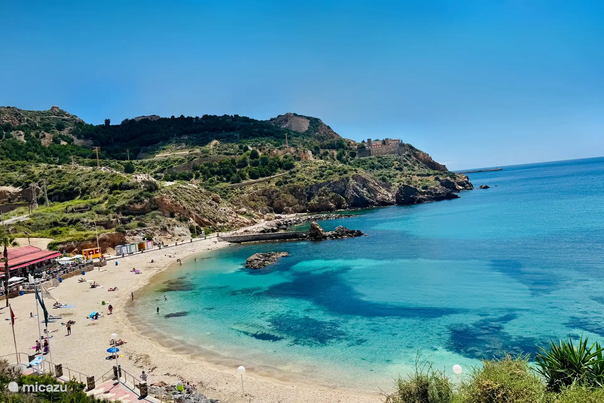 Belle plage à quelques minutes en voiture, idéale pour bronzer, nager et déguster des tapas.