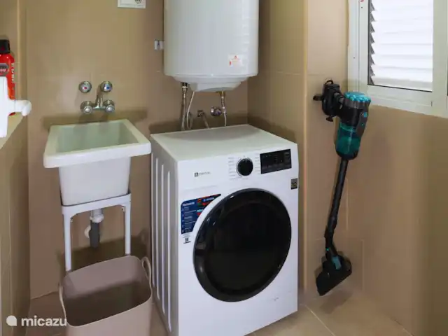 Casa Oro Deluxe | Espagne, Murcia, Fuente Alamo - appartement La propriété comprend une buanderie séparée avec toutes les commodités, y compris des produits de nettoyage et une machine à laver.