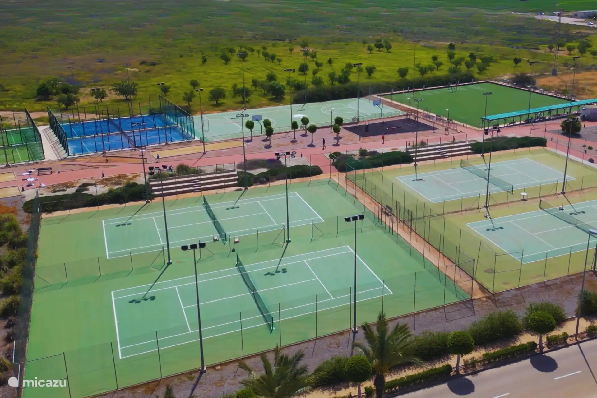 Large éventail d’installations sportives accessibles à pied, notamment des courts de tennis, de padel et de basket-ball. Idéal pour rester actif pendant vos vacances.