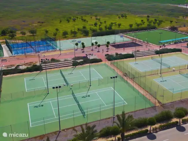 Casa Oro Deluxe | Espagne, Murcia, Fuente Alamo - appartement Large éventail d’installations sportives accessibles à pied, notamment des courts de tennis, de padel et de basket-ball. Idéal pour rester actif pendant vos vacances.