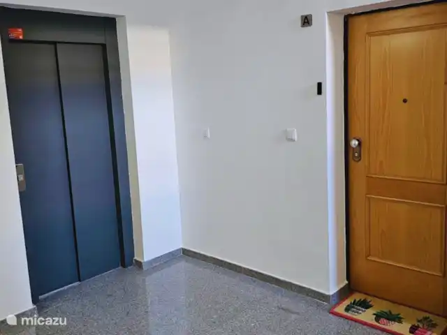Casa Oro Deluxe | Espagne, Murcia, Fuente Alamo - appartement Juste à côté de l’entrée de la maison se trouve un ascenseur. Bien sûr, il est également possible d’accéder à la porte d’entrée par un escalier.