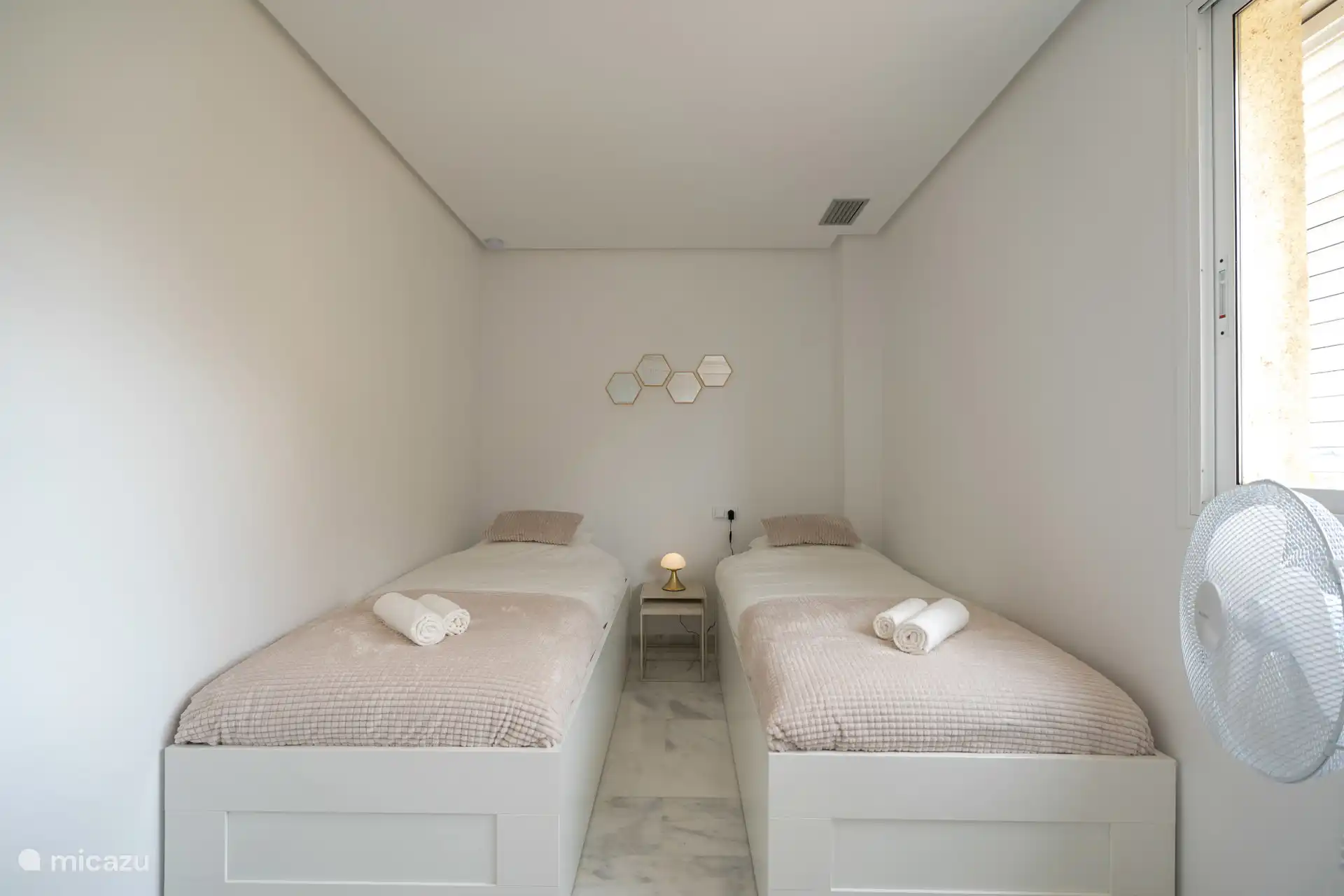 Chambre double avec deux lits simples (90 × 200) et une grande armoire encastrée.