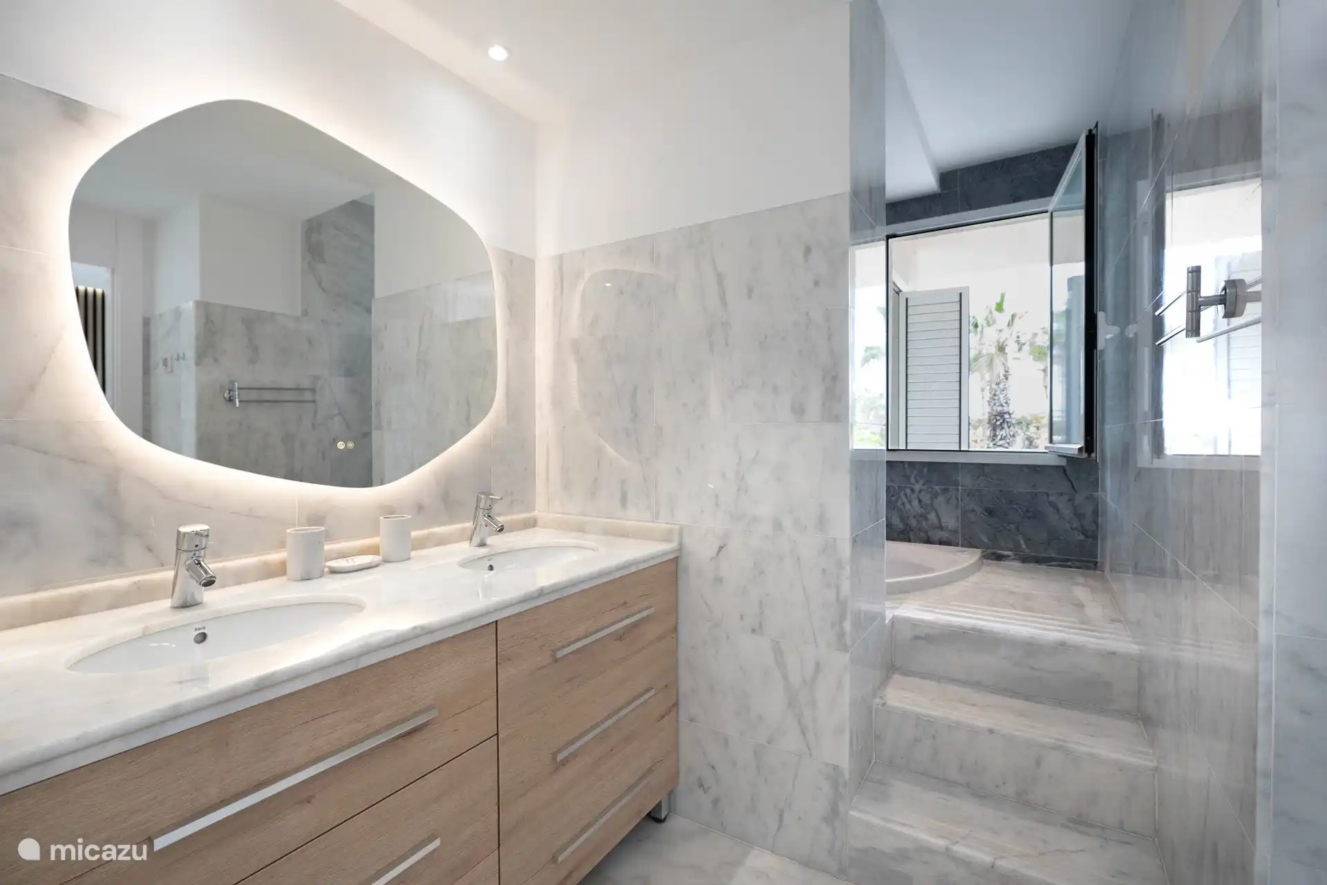 Salle de bain spacieuse avec jacuzzi, toilettes, bidet. Le tout entièrement fini en marbre.