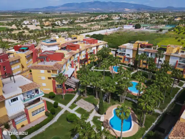 Casa Oro Deluxe | Espagne, Murcia, Fuente Alamo - appartement Vue aérienne du jardin magnifiquement aménagé avec quatre piscines, à seulement une minute à pied de l’appartement.