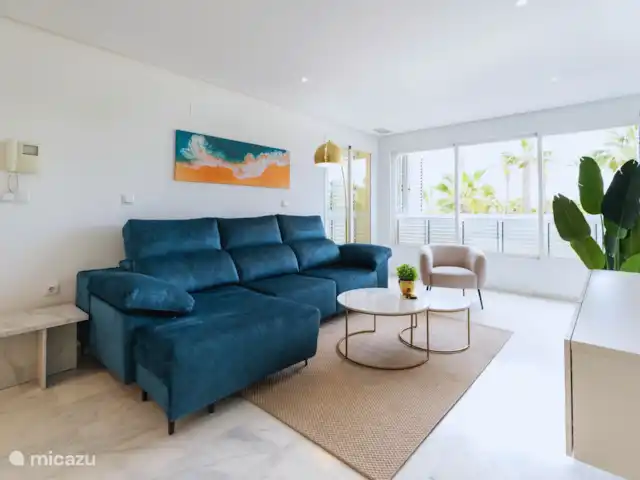 Casa Oro Deluxe | Espagne, Murcia, Fuente Alamo - appartement Espace de vie avec de belles vues sur les palmiers et de grandes fenêtres qui laissent entrer la lumière naturelle.