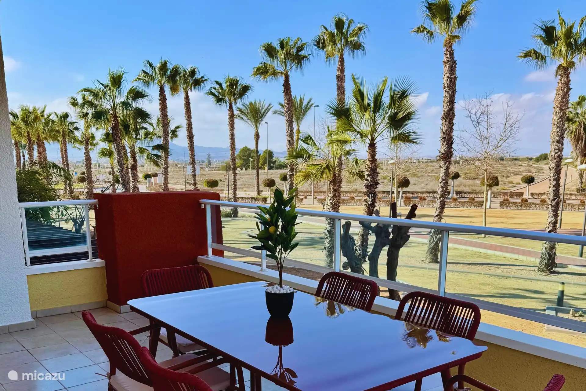 Salle à manger extérieure pouvant accueillir six personnes et vue imprenable sur les palmiers. Parfait pour un plaisir ultime.