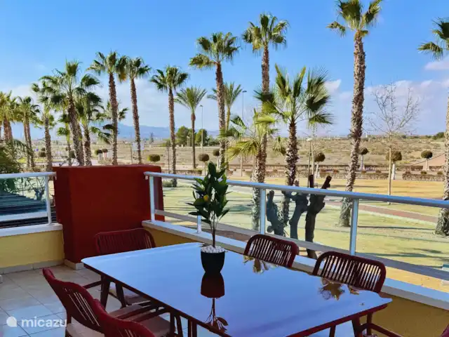 Casa Oro Deluxe | Espagne, Murcia, Fuente Alamo - appartement Salle à manger extérieure pouvant accueillir six personnes et vue imprenable sur les palmiers. Parfait pour un plaisir ultime.