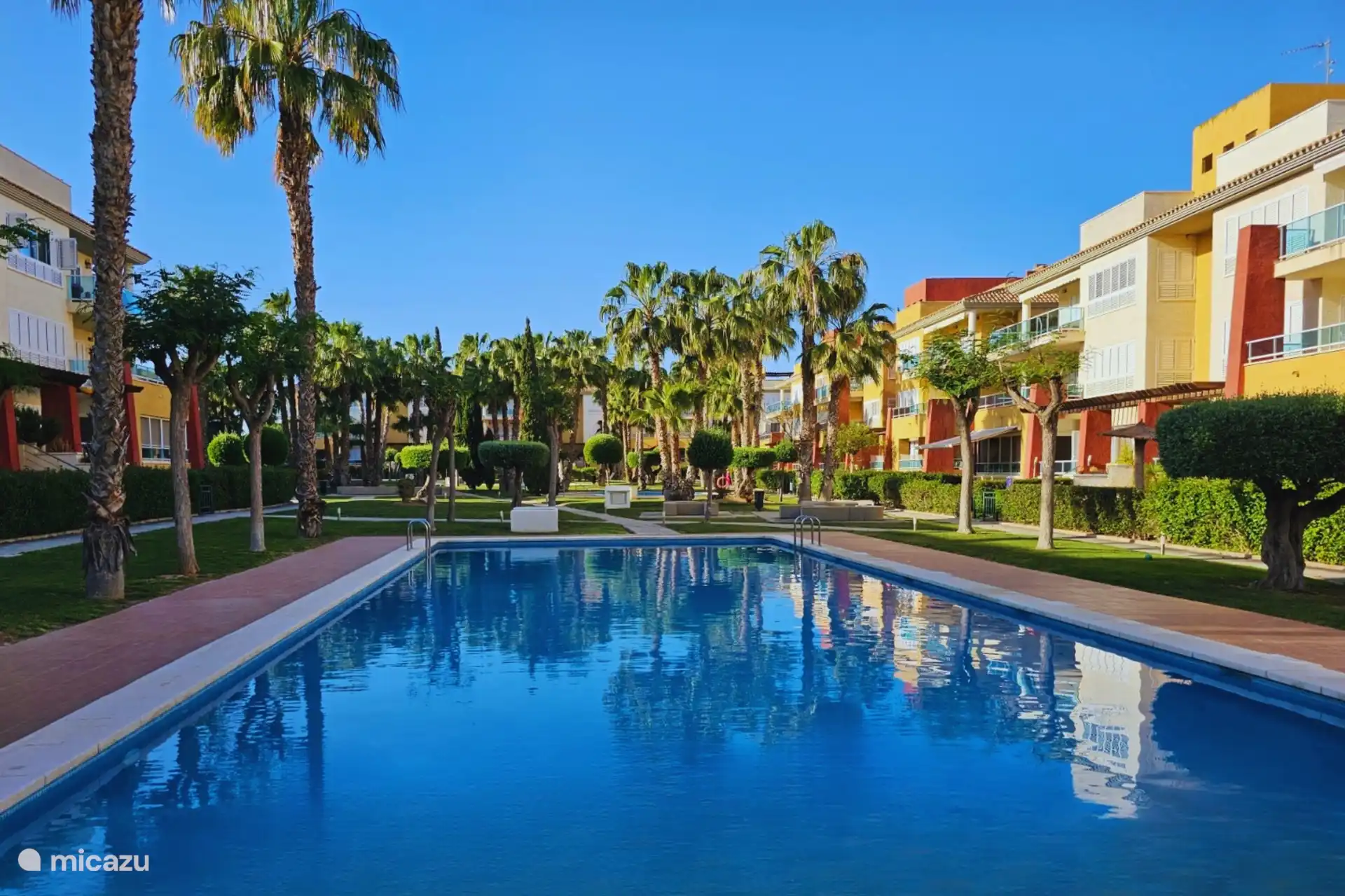 Piscine spacieuse, idéale pour une baignade rafraîchissante.
