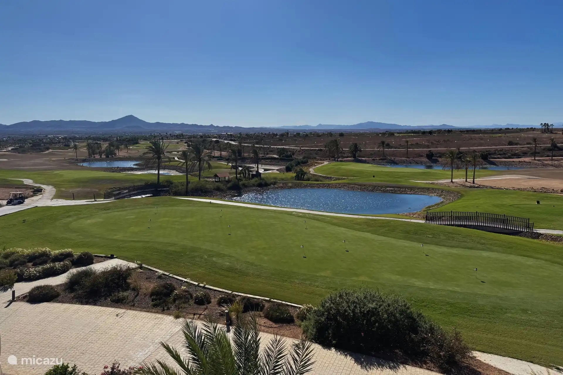 Parcours de golf de 18 trous sur le complexe, parfait pour les débutants et les joueurs expérimentés. Ensuite, détendez-vous avec une boisson rafraîchissante sur la terrasse du club-house.