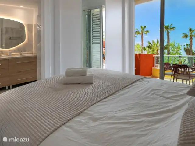 Casa Oro Deluxe | Espagne, Murcia, Fuente Alamo - appartement Chambre avec salle de bain privée, double vasque et grande armoire encastrée.