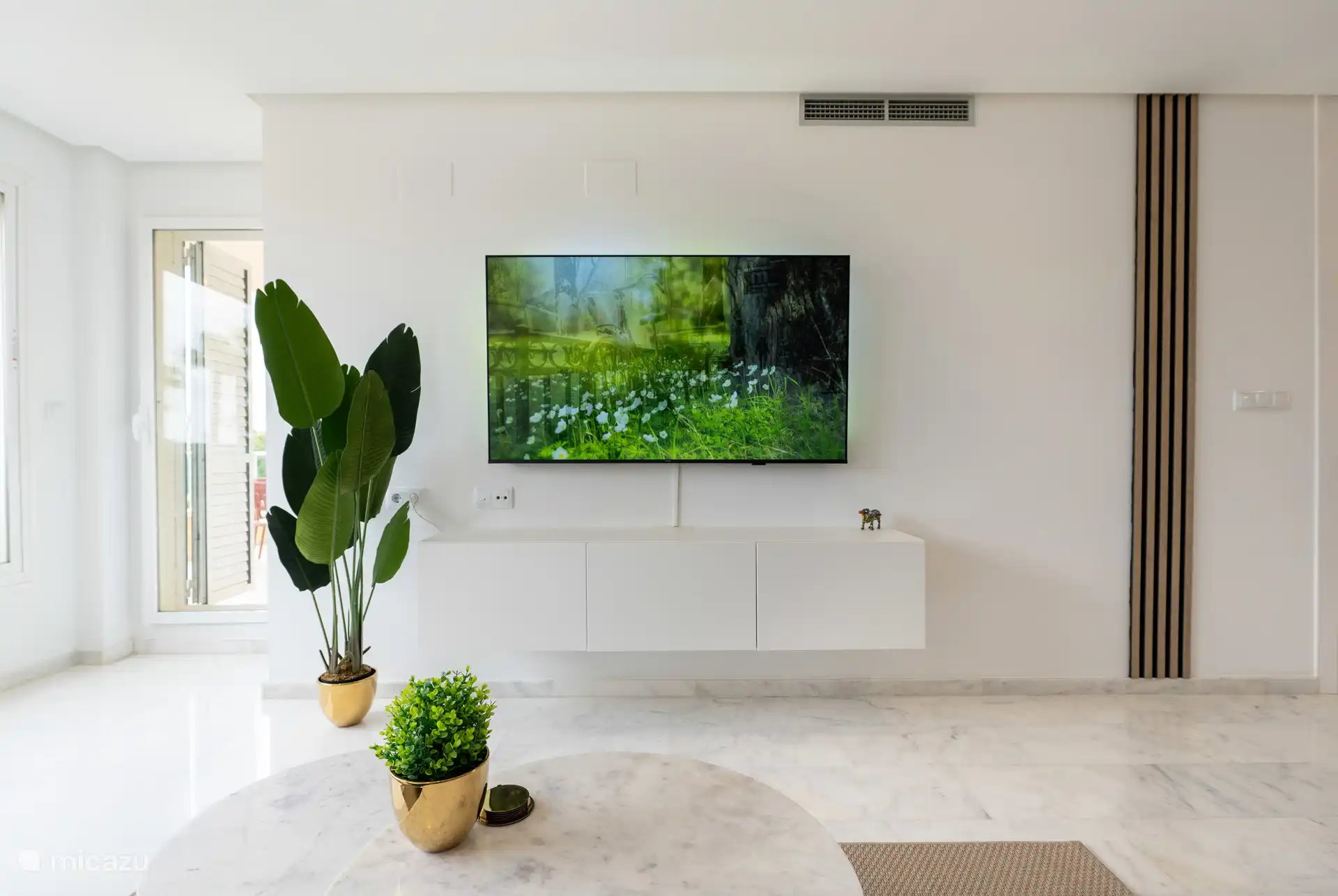 Regardez votre film ou votre série préférée sur ce grand téléviseur intelligent de 65 pouces.