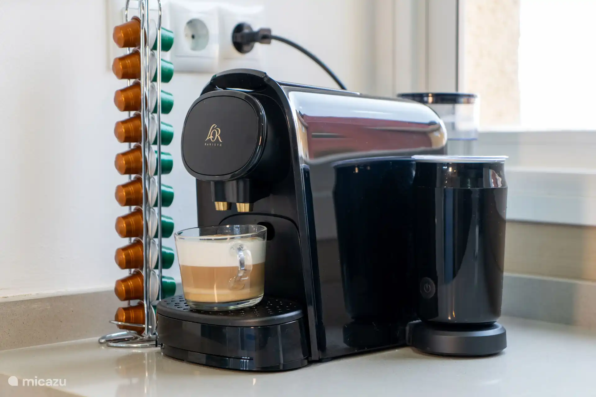 Machine à café moderne avec mousseur à lait pour l’espresso frais et le cappuccino.