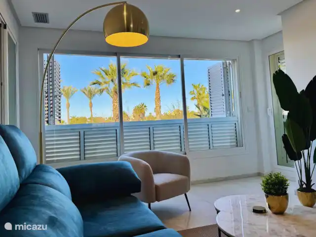 Casa Oro Deluxe | Espagne, Murcia, Fuente Alamo - appartement Espace de vie avec de belles vues sur les palmiers et de grandes fenêtres qui laissent entrer la lumière naturelle.