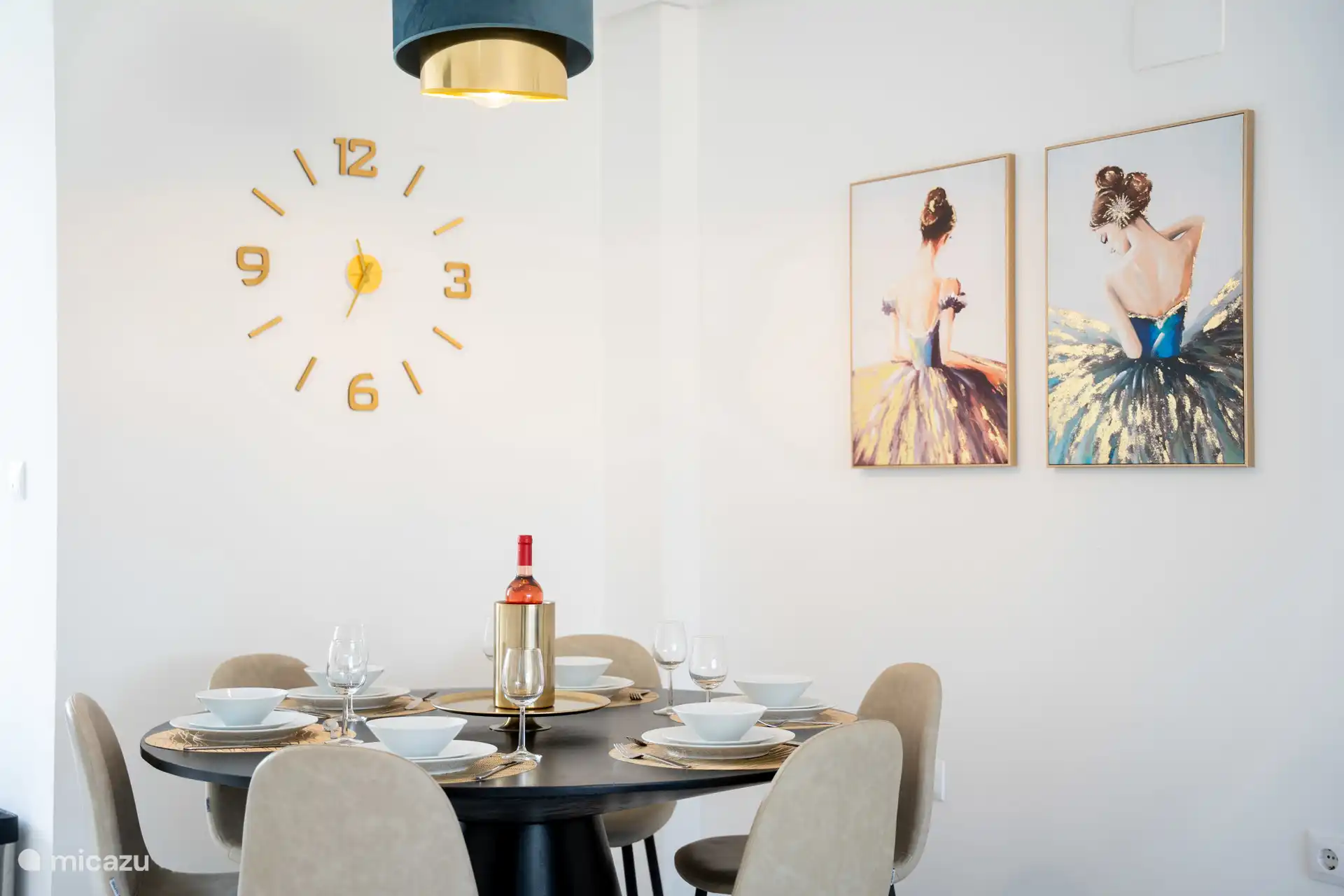 Salle à manger élégante avec des détails artistiques, prête pour un repas confortable.