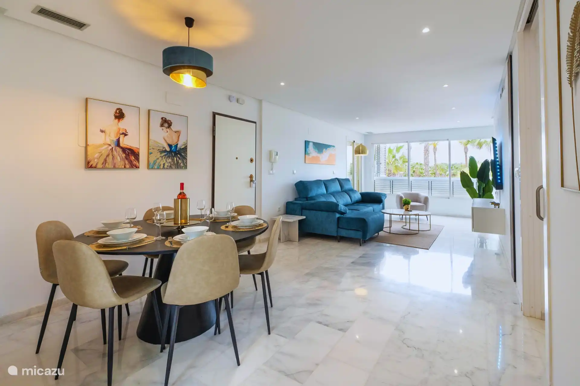 Salle à manger élégante avec salon spacieux.