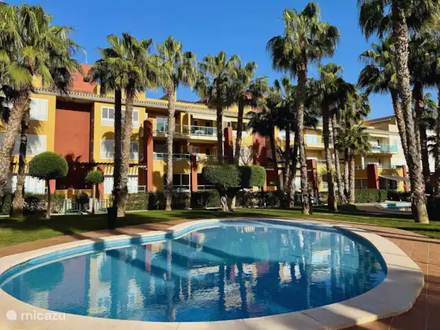 Casa Oro Deluxe | Espagne, Murcia, Fuente Alamo - appartement L’une des quatre piscines, entourée de palmiers et de jardins bien entretenus. Pour votre confort et votre commodité, des douches et des toilettes extérieures sont disponibles à proximité.