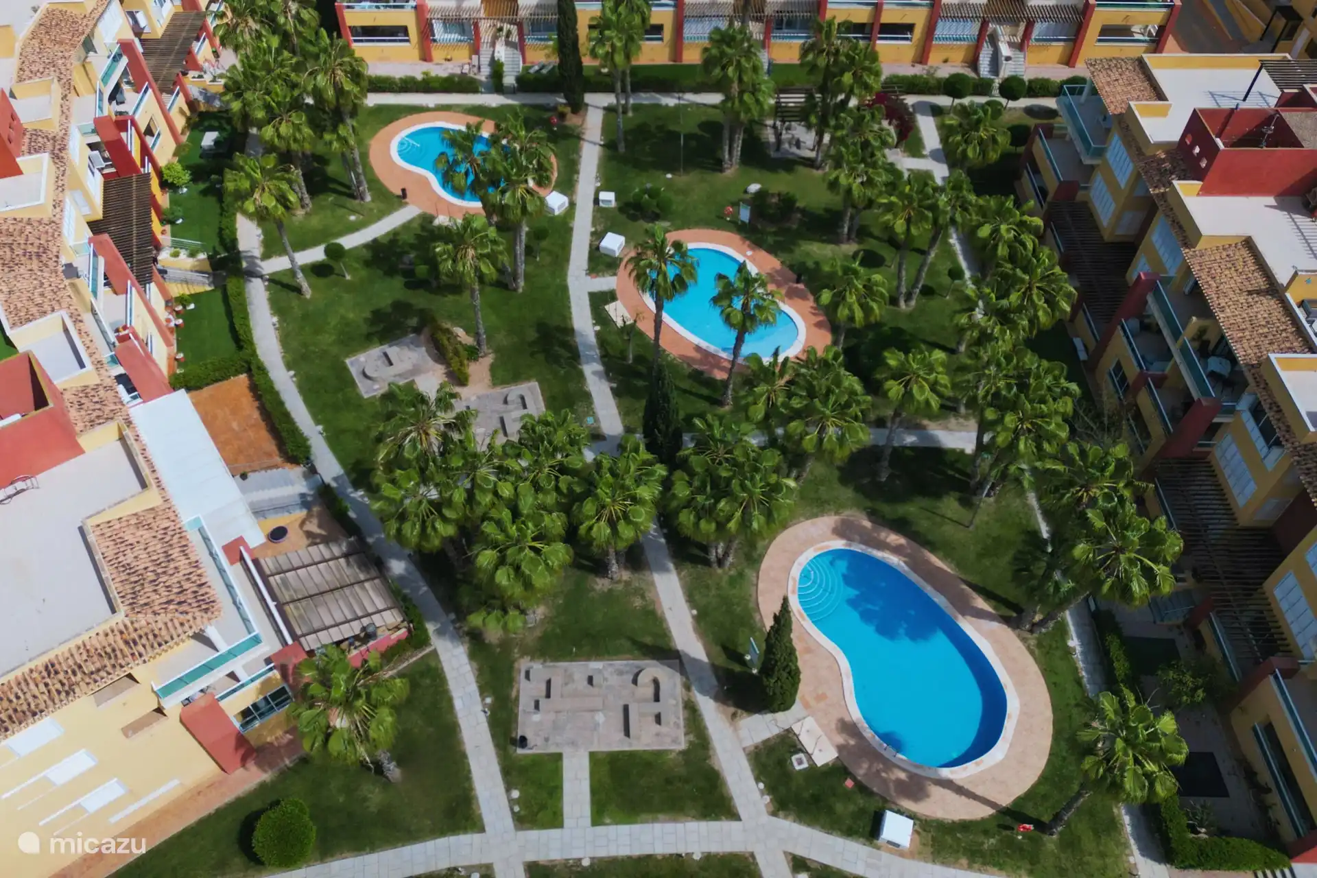 Profitez des quatre piscines pour une baignade rafraîchissante et un maximum de détente.