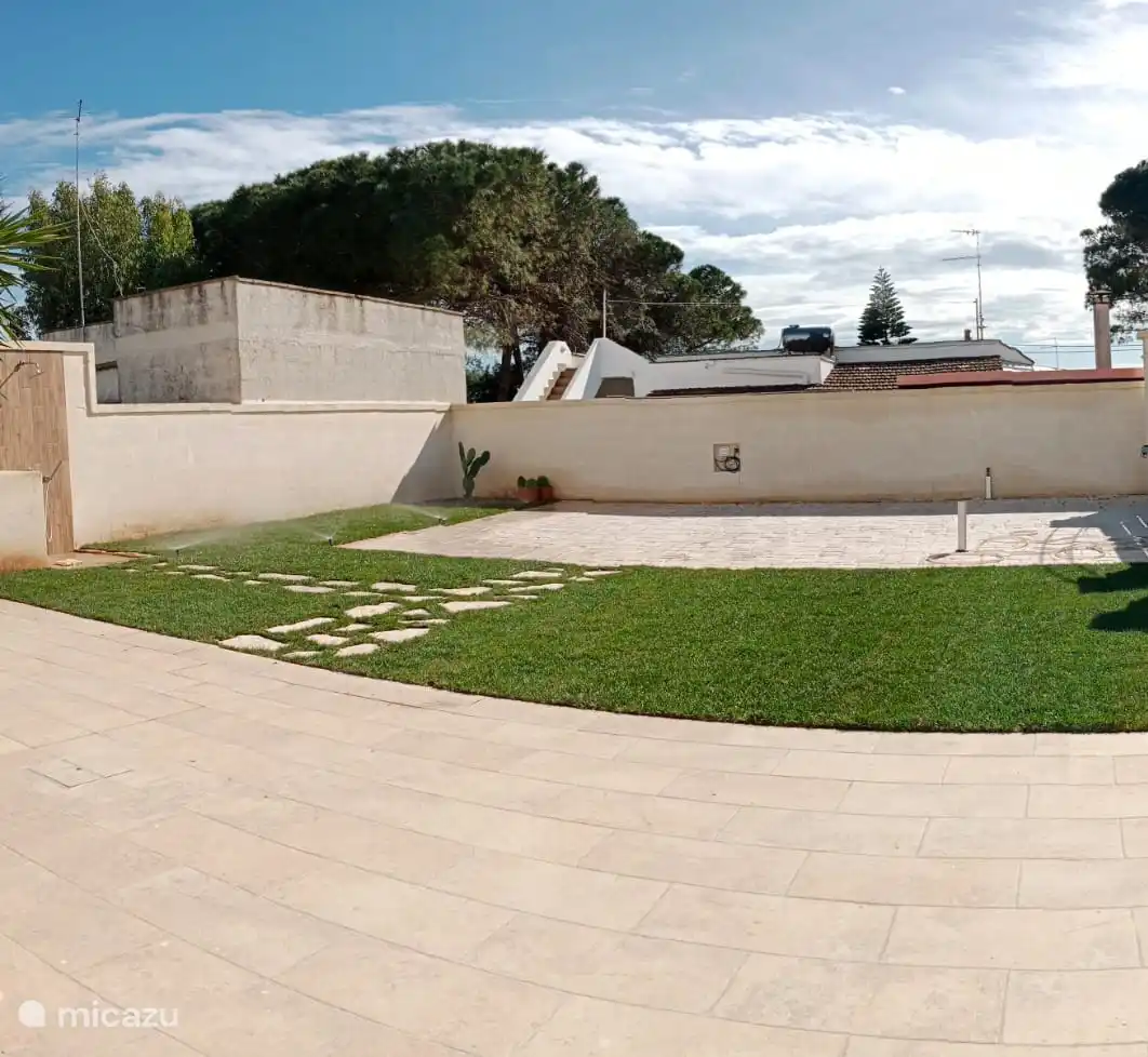 Aparcamiento y jardín