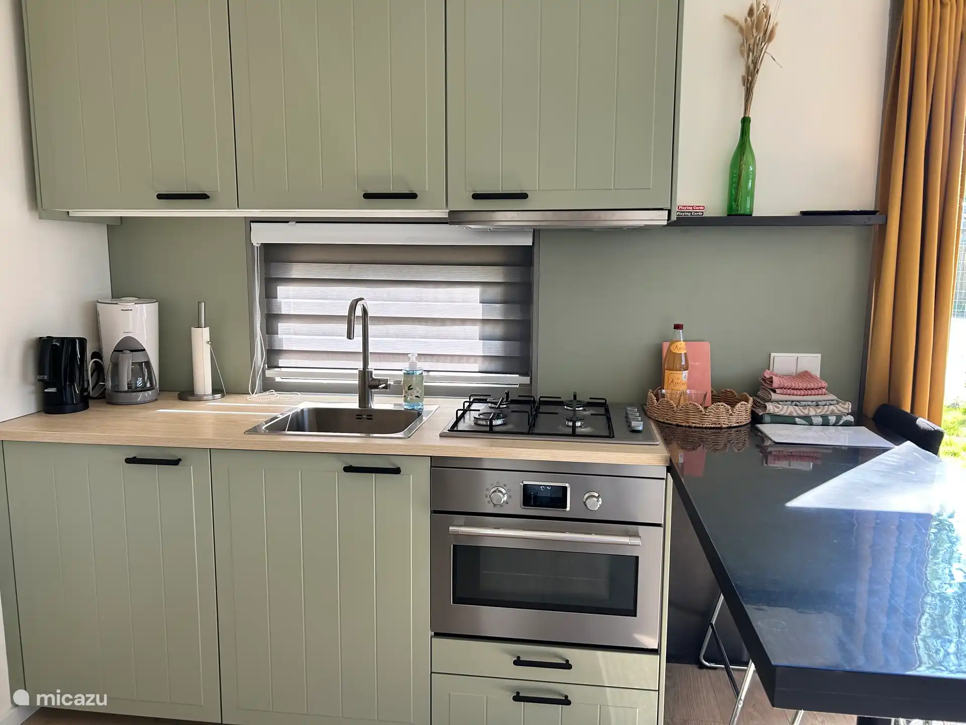 Mueble de cocina 
Con refrigerador, congelador, estufa de gas, café de filtro, hervidor de agua, horno, microondas. 