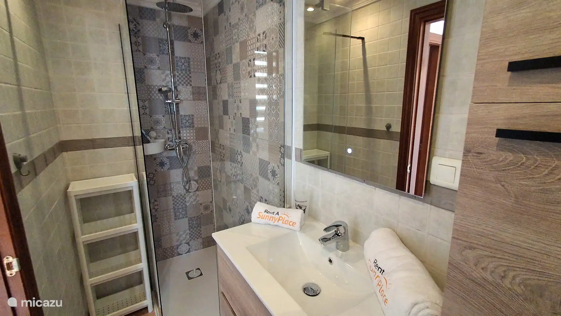 Salle de bain 1 attenante à la chambre 1