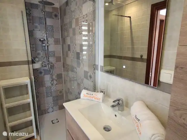 Retiro de Playa–Despertar junto al mar en España, Costa del Sol, Algarrobo-Costa - casa paredada Baño 1 en suite en el dormitorio 1