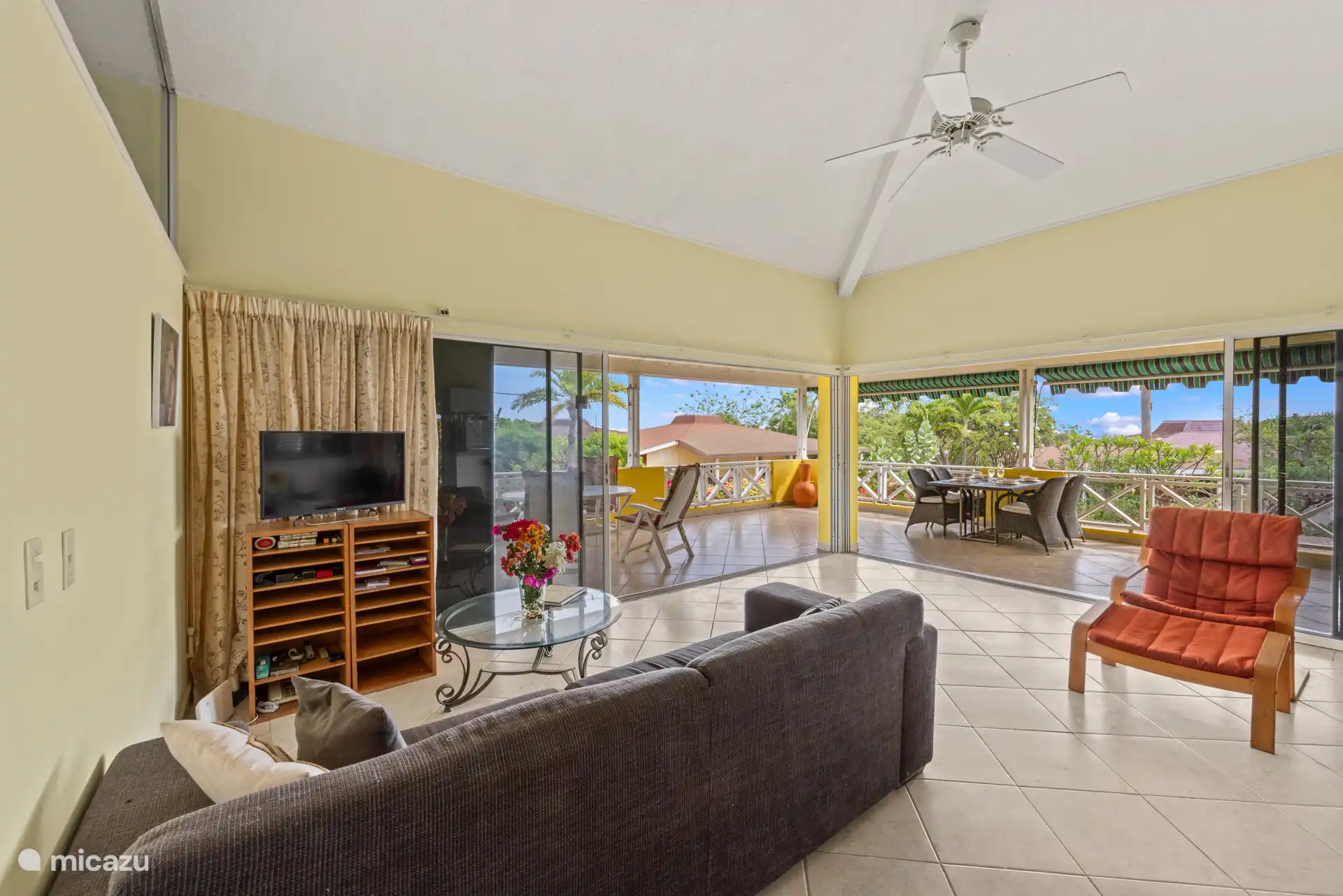 salon avec coin salon TV