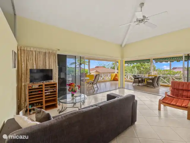 Location de Vacances Curaçao, Curaçao-Centre, Piscadera, maison de vacances - Casa Bella Vista salon avec coin salon TV