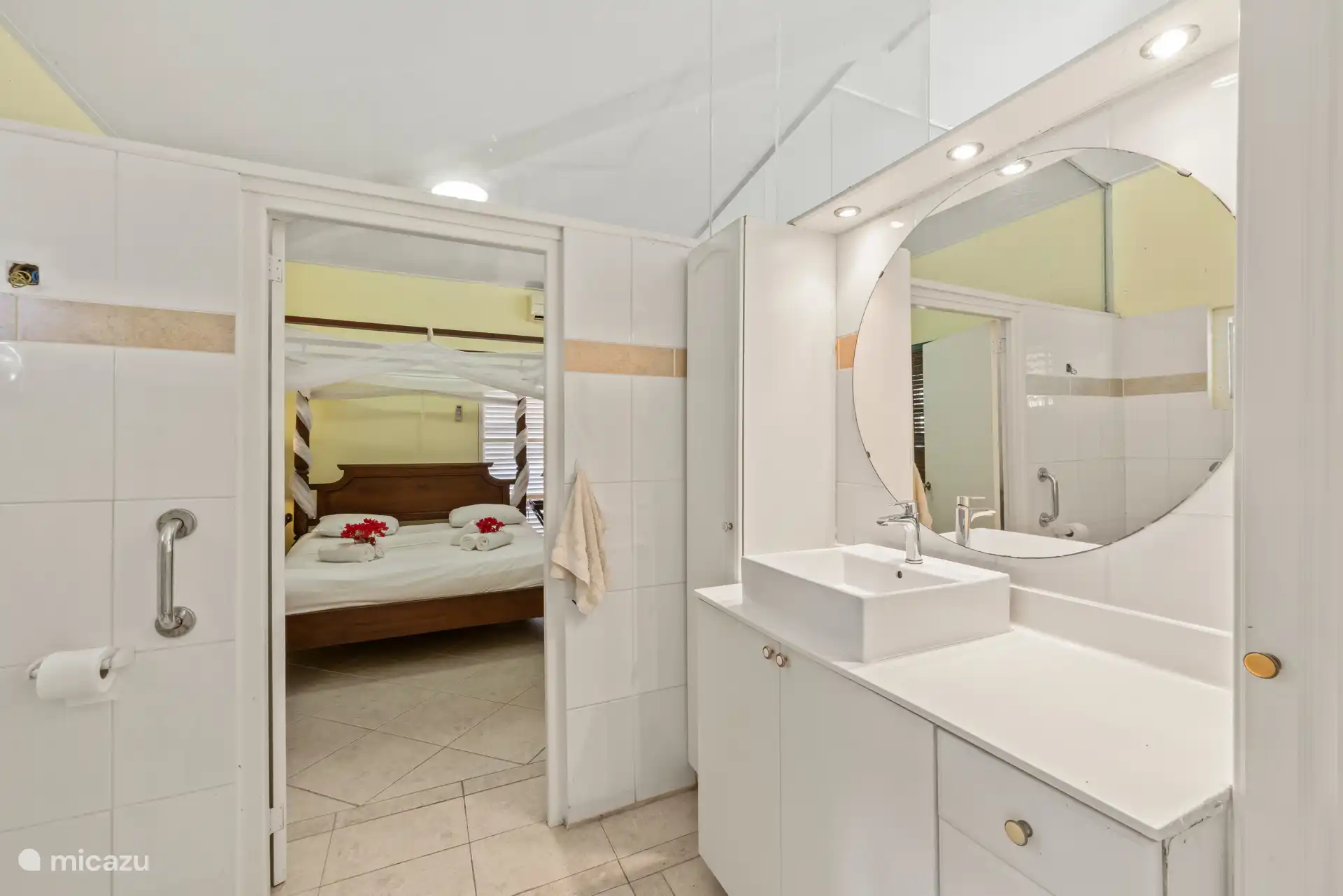 salle de bain avec WC et douche