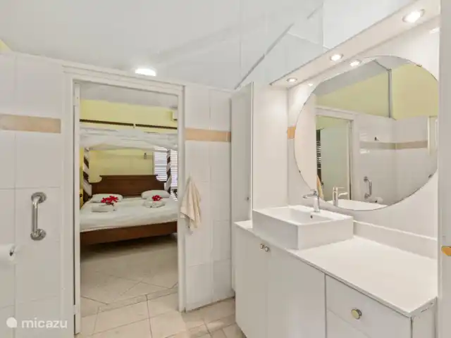 Location de Vacances Curaçao, Curaçao-Centre, Piscadera, maison de vacances - Casa Bella Vista salle de bain avec WC et douche