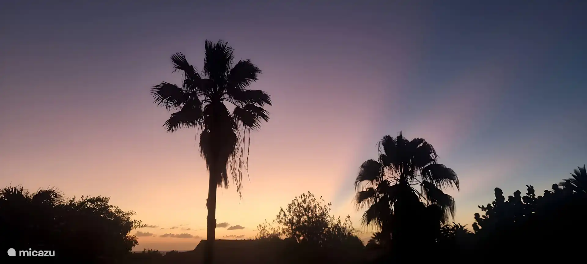 Le lever du soleil peut être vu depuis le porche